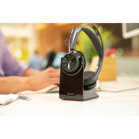 Obrázok pre POLY Headset Voyager Focus 2 USB-C s certifikací Microsoft Teams + adaptér USB-C/A + nabíjecí stojan